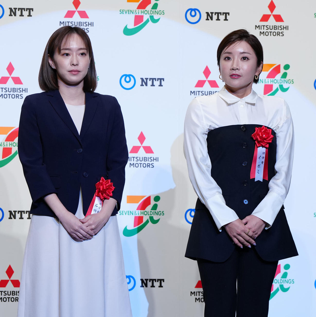 日本プロスポーツ大賞「功労者賞」を受賞した卓球の石川氏（左）とゴルフのイ・ボミ（撮影・江口和貴）