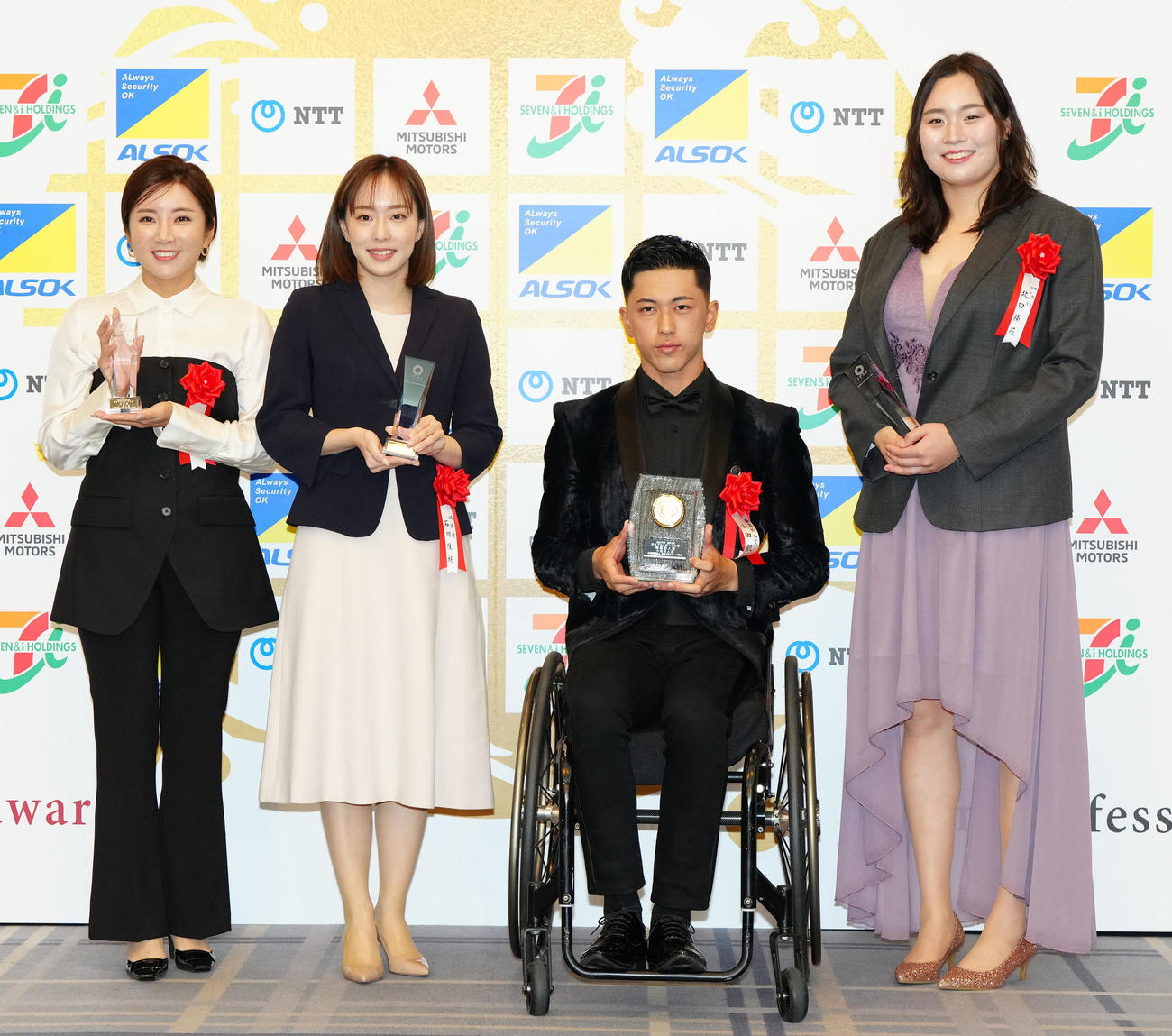 日本プロスポーツ大賞授賞式典後、写真に納まる、左からイ・ボミ、石川氏、小田、北口（撮影・江口和貴）