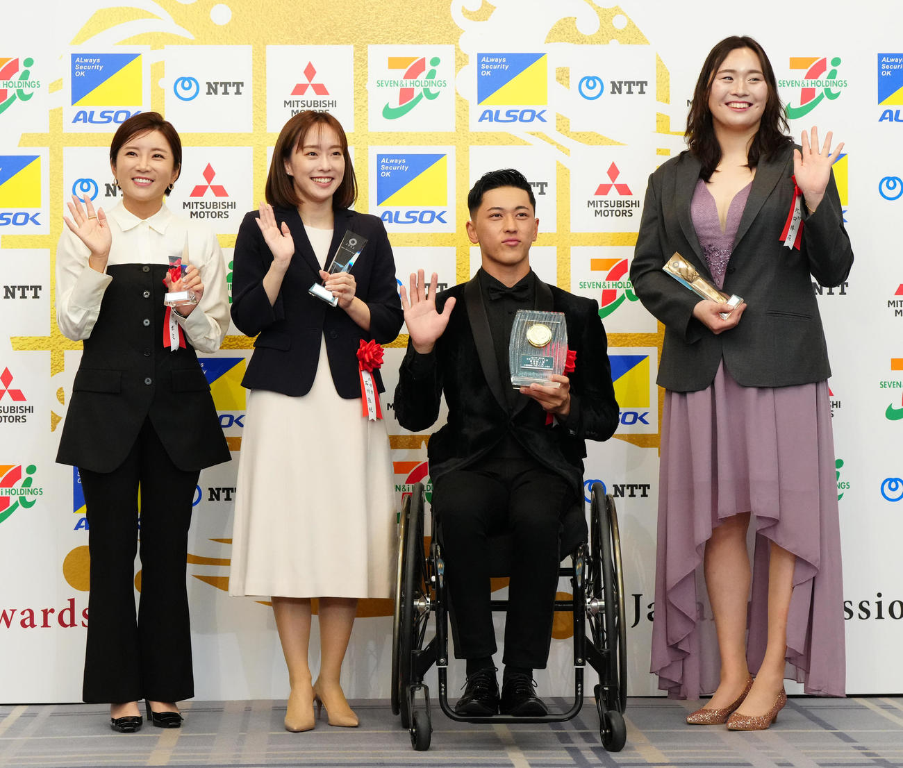 日本プロスポーツ大賞授賞式典後、写真に納まる、左からイ・ボミ、石川氏、小田、北口（撮影・江口和貴）