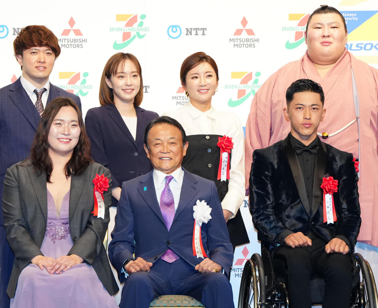 日本プロスポーツ大賞授賞式典で写真に納まる、前列左から北口、麻生氏、小田、後列左から宮田、石川氏、イ・ボミ、熱海富士（撮影・江口和貴）