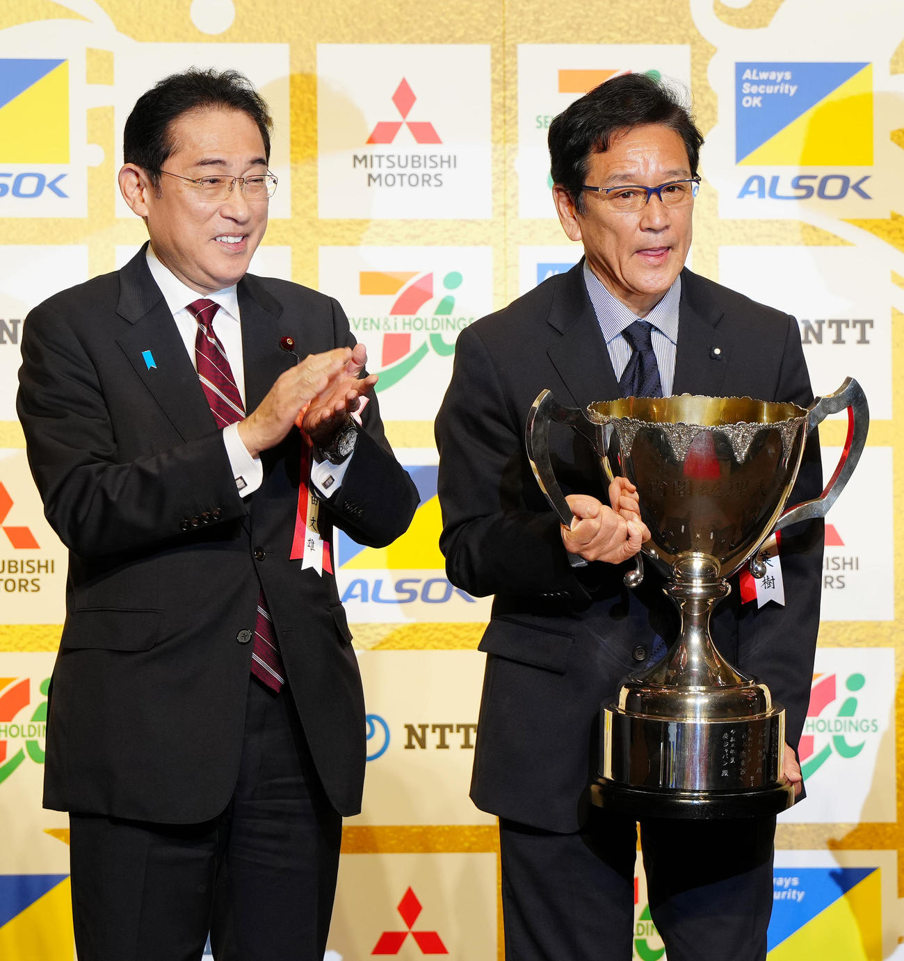 侍ジャパンが日本プロスポーツ大賞の「大賞」を受賞し式典に臨む前監督の栗山氏（右）。左は岸田文雄首相（撮影・江口和貴）