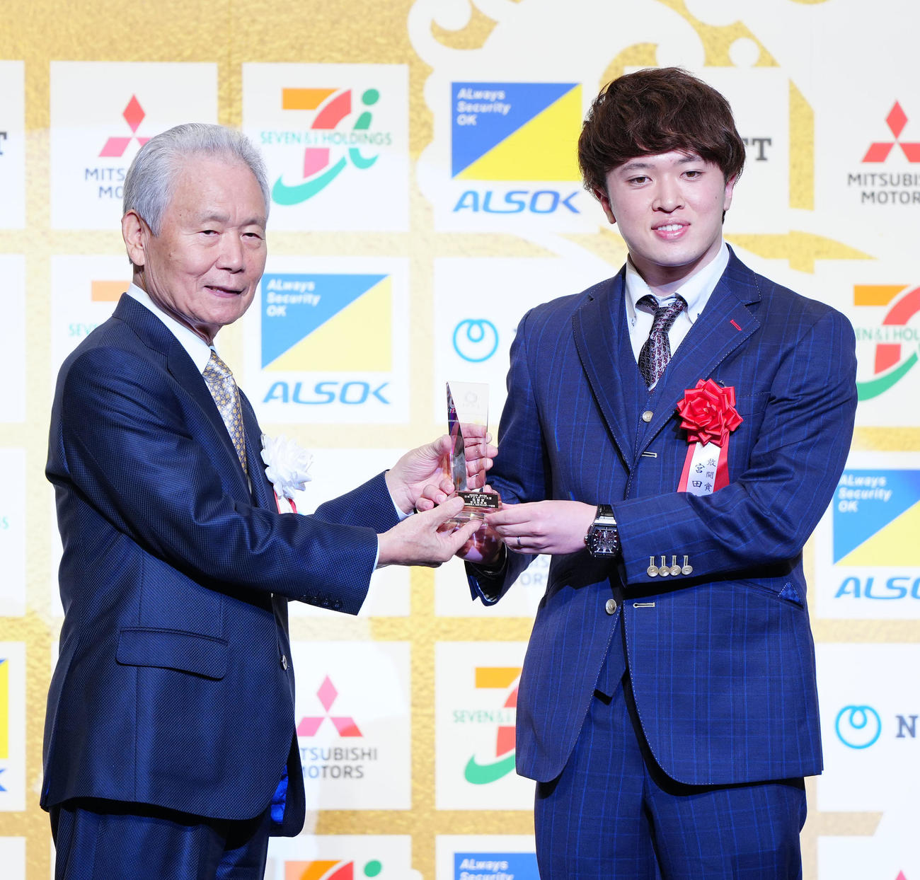 日本プロスポーツ大賞「敢闘賞」を受賞したモータースポーツの宮田（右）。左は日本プロスポーツ協会榊原氏（撮影・江口和貴）