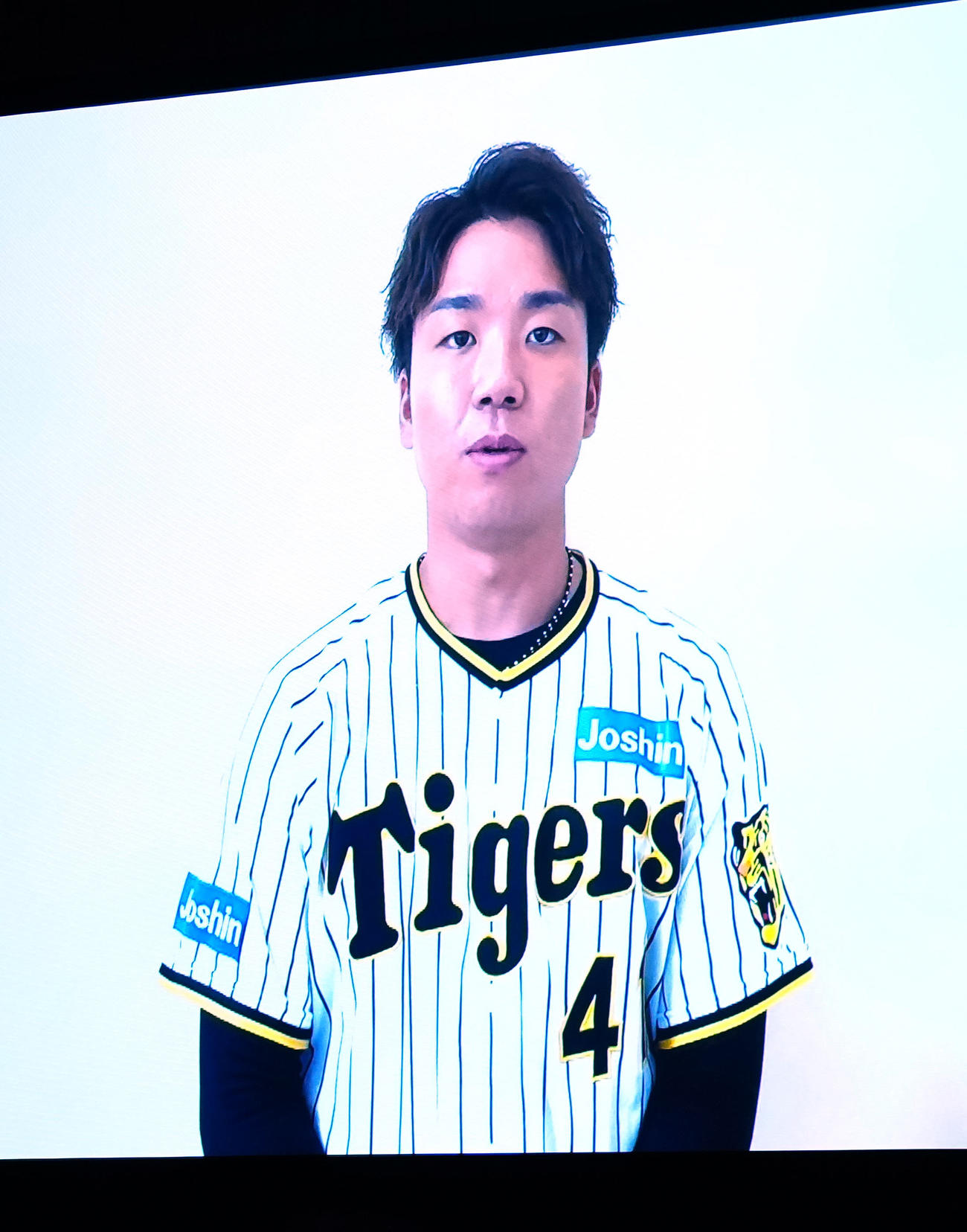 日本プロスポーツ大賞「新人賞」を受賞したプロ野球阪神の村上は映像でメッセージを述べる（撮影・江口和貴）