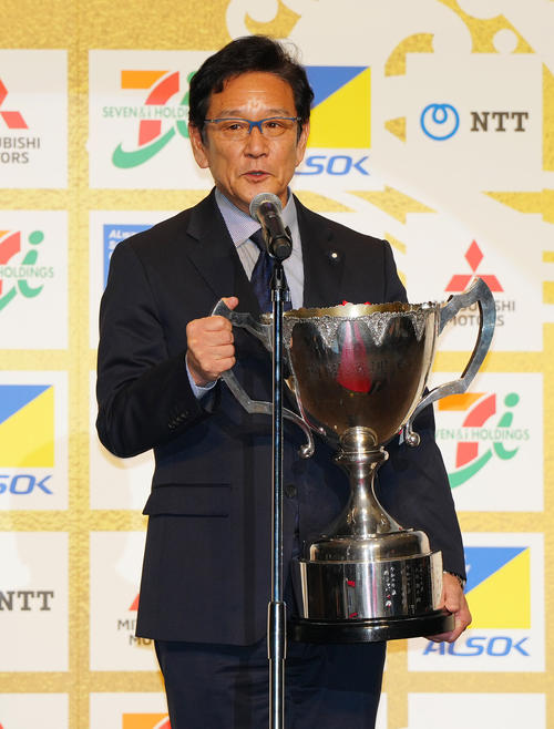 侍ジャパンが日本プロスポーツ大賞の「大賞」を受賞し式典であいさつする前監督の栗山氏（撮影・江口和貴）