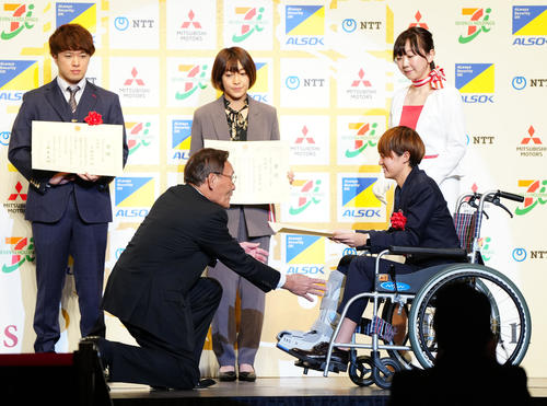 日本プロスポーツ大賞「敢闘賞」を受賞し、日本プロスポーツ協会大東理事（手前左）から賞状を受け取るサッカーの宮沢（撮影・江口和貴）