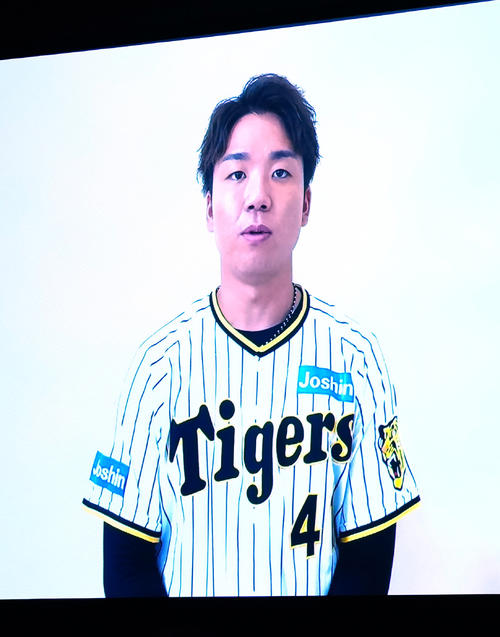 日本プロスポーツ大賞「新人賞」を受賞したプロ野球阪神の村上は映像でメッセージを述べる（撮影・江口和貴）