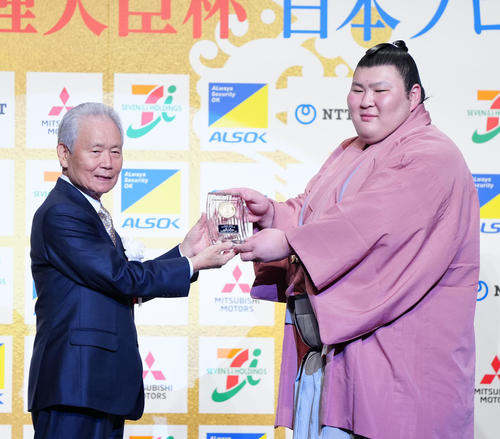 日本プロスポーツ大賞「新人賞」を受賞した熱海富士。左は日本プロスポーツ協会榊原氏（撮影・江口和貴）