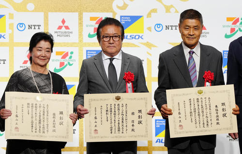 日本プロスポーツ大賞授賞式典で「スポーツ功労者賞」を受賞した、左からサッカーの綾部氏、モータースポーツの舘氏、モーターサイクルスポーツの東福寺氏（撮影・江口和貴）