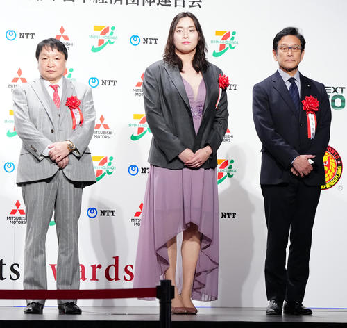 日本プロスポーツ大賞授賞式典に登壇する、左からボクシング大橋ジムの大橋会長、陸上の北口、侍ジャパン前監督の栗山氏（撮影・江口和貴）