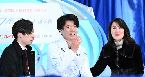 男子フリーの演技を終え感極まる本田(中央)(撮影・滝沢徹郎)