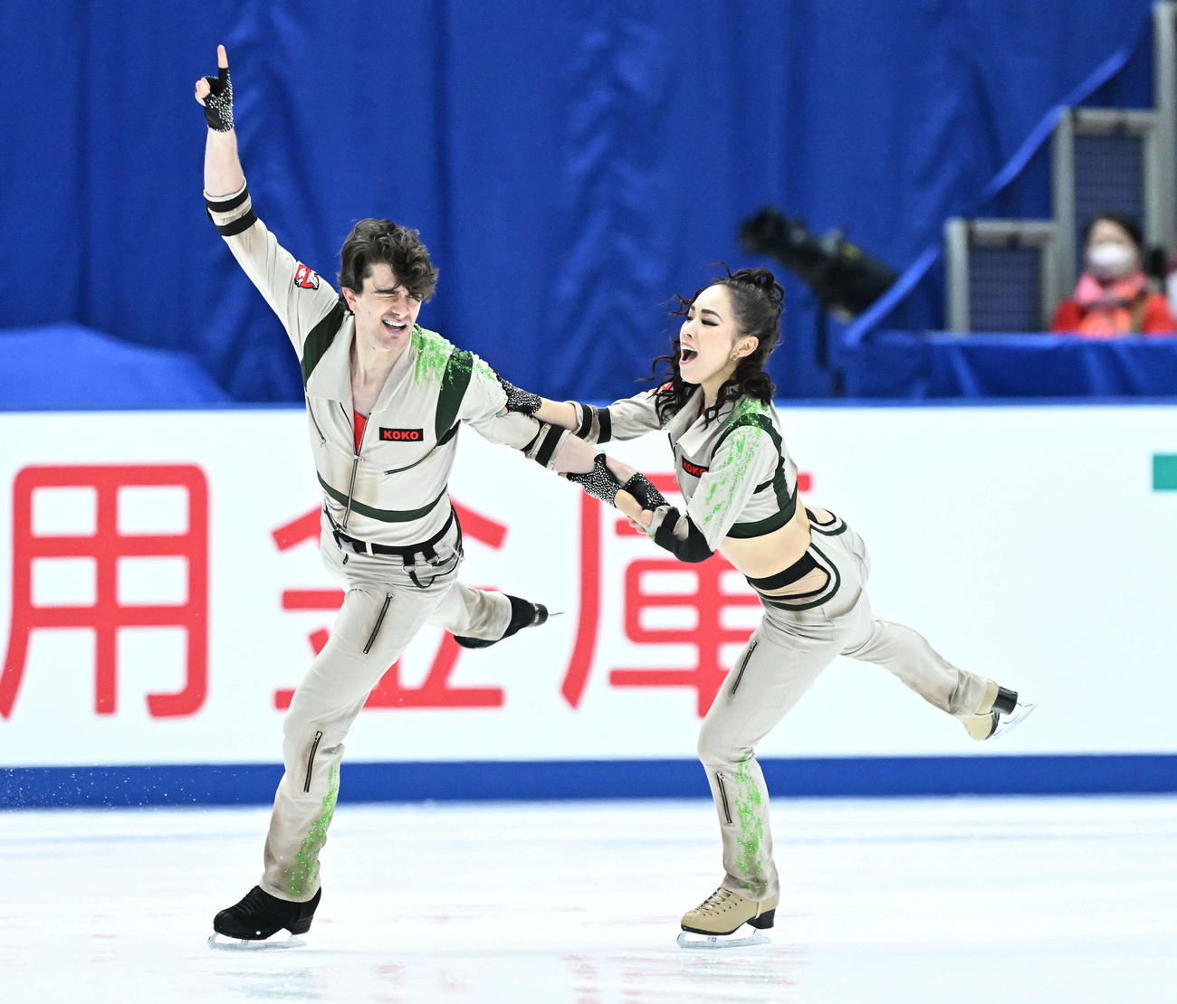 アイスダンス・リズムダンスの演技をする小松原（右）と尊（撮影・滝沢徹郎）
