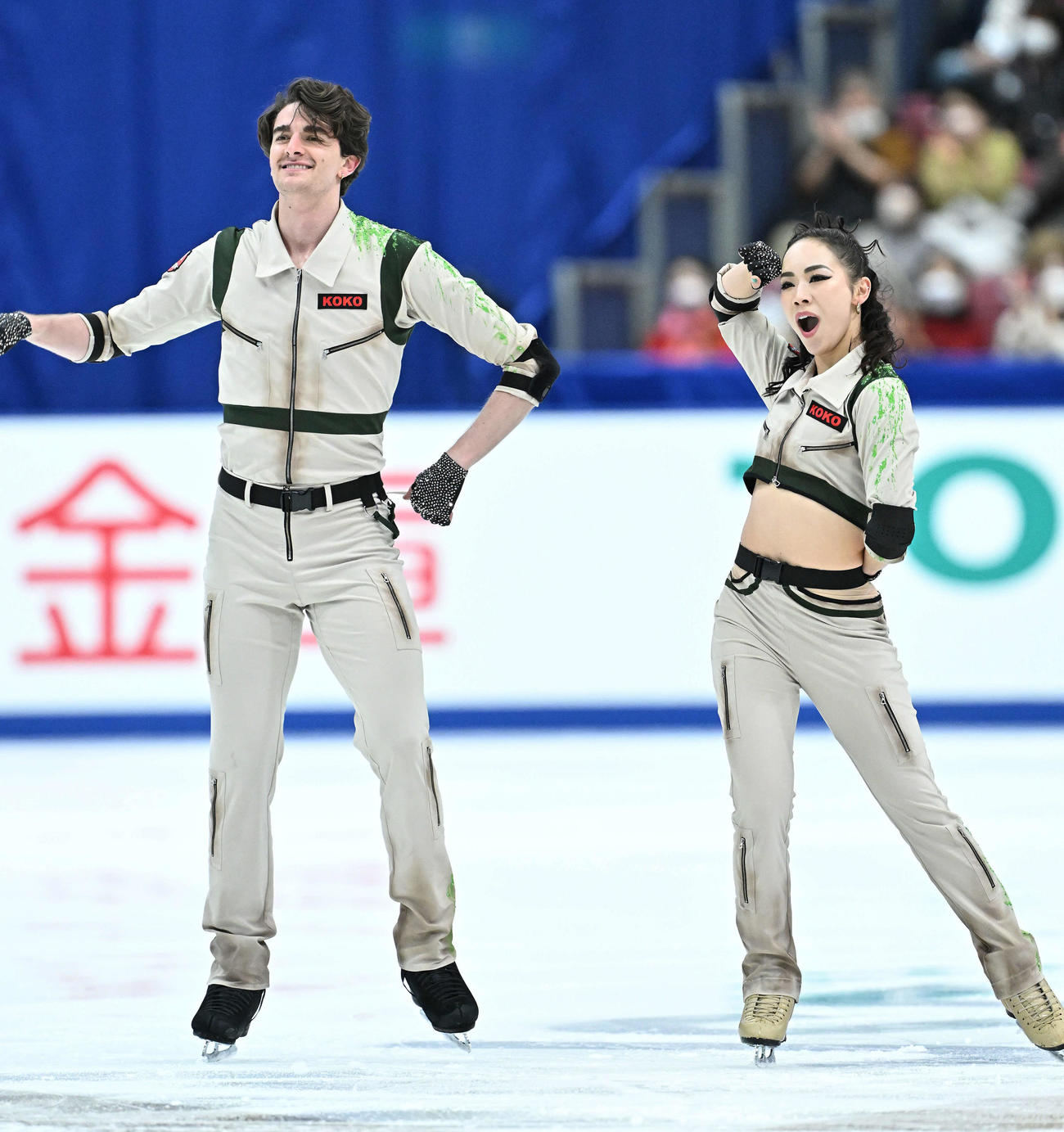 アイスダンス・リズムダンスの演技を終えあいさつする小松原（右）と尊（撮影・滝沢徹郎）