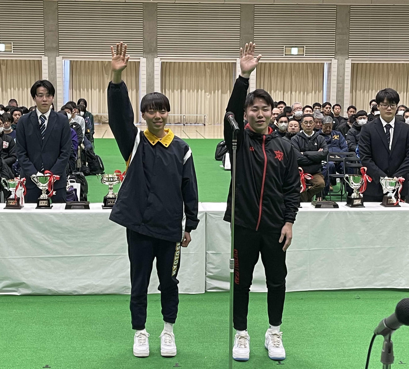 SoftBankウインターカップ2023の開会式で選手宣誓をする左から京都精華学園・堀内桜花キャプテン、開志国際・沢田竜馬キャプテン