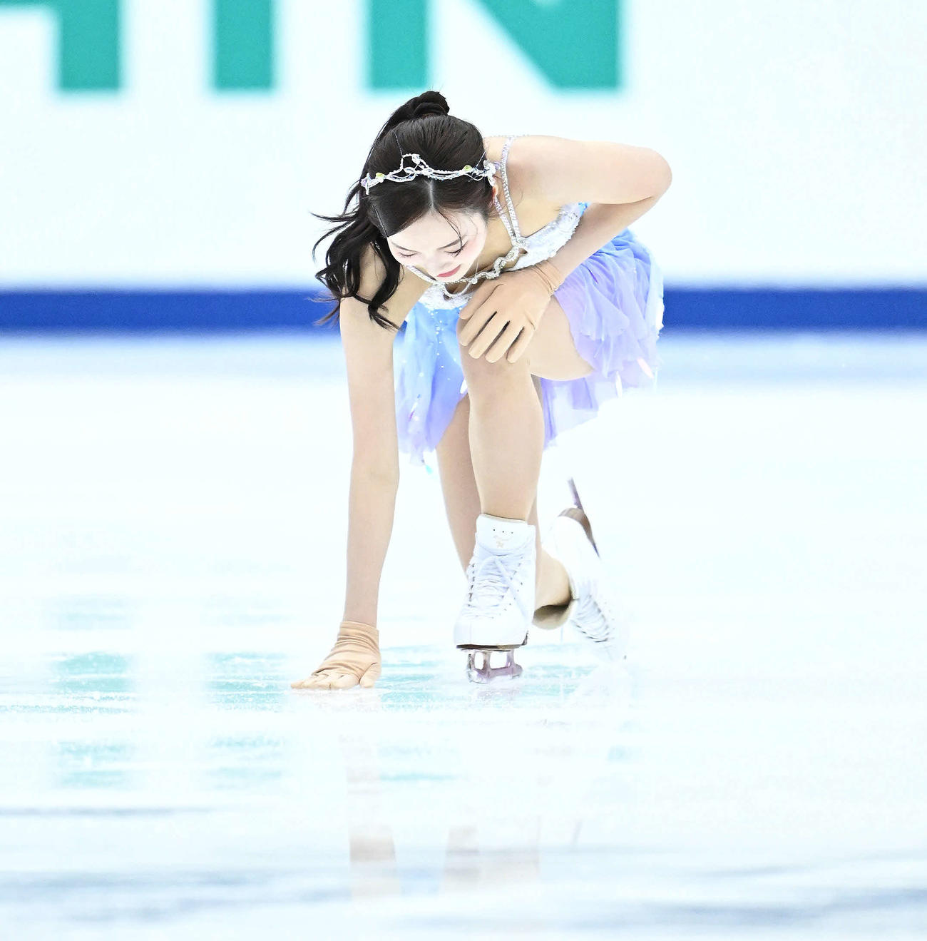 女子SPの演技を終えリンクに触れる本田（撮影・滝沢徹郎）