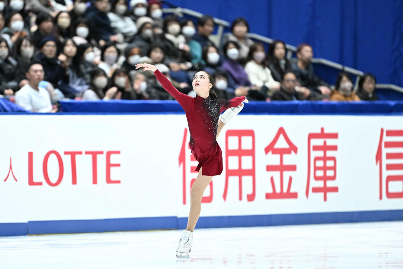 女子SPの演技をする上薗（撮影・滝沢徹郎）