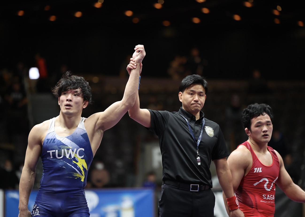 男子フリースタイル86キログラム級準決勝　白井（右）に勝利する高谷（撮影・河田真司）