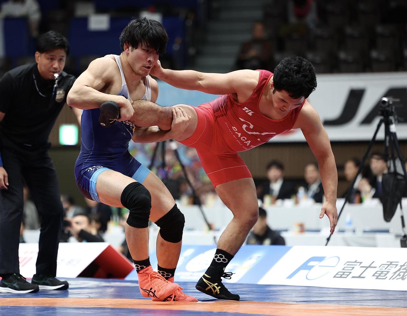 男子フリースタイル86キログラム級準決勝　白井（右）の足をつかむ高谷（撮影・河田真司）