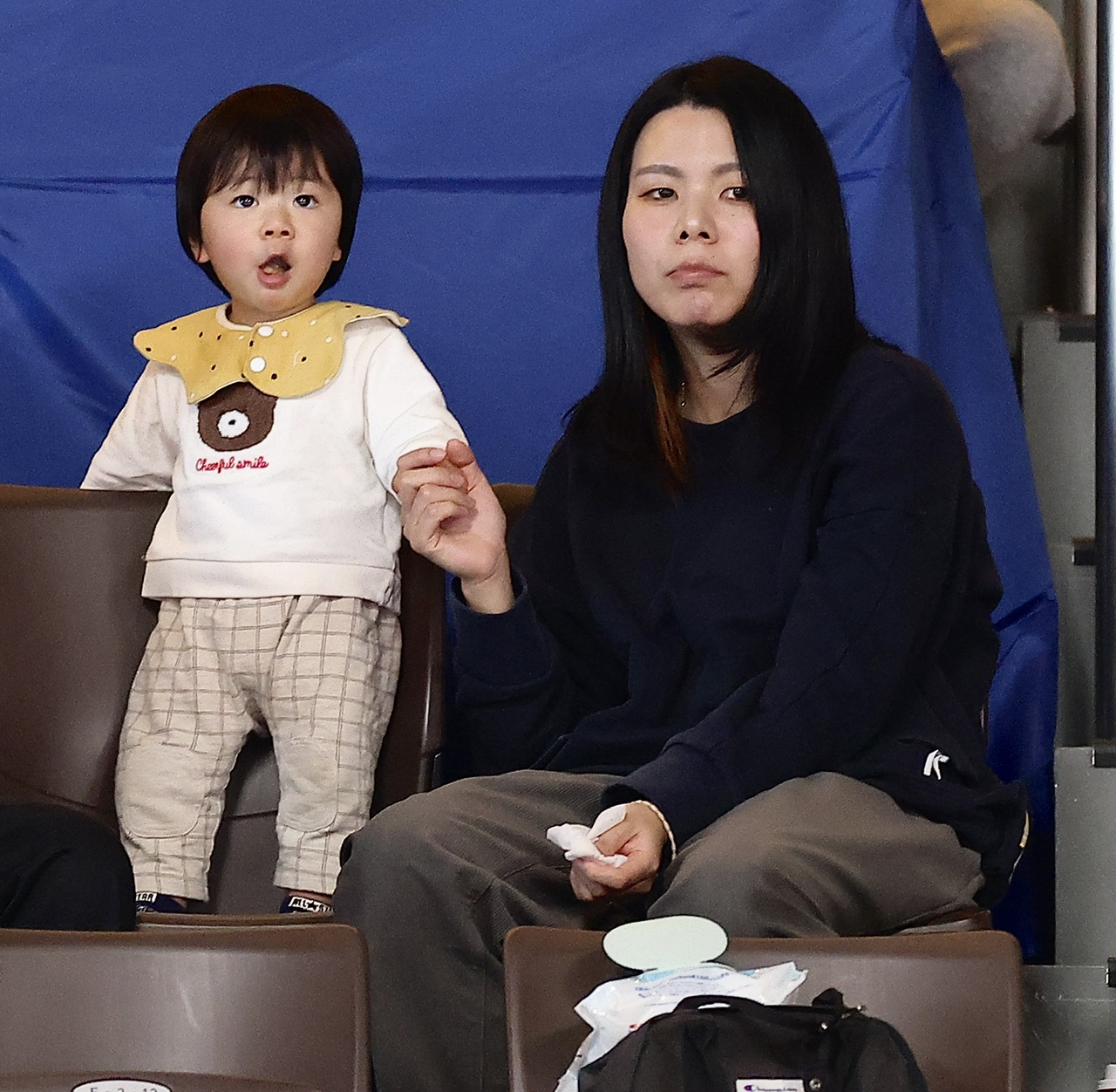 試合を観戦する高谷の妻奈美さん（右）と長男の一樺くん（撮影・河田真司）