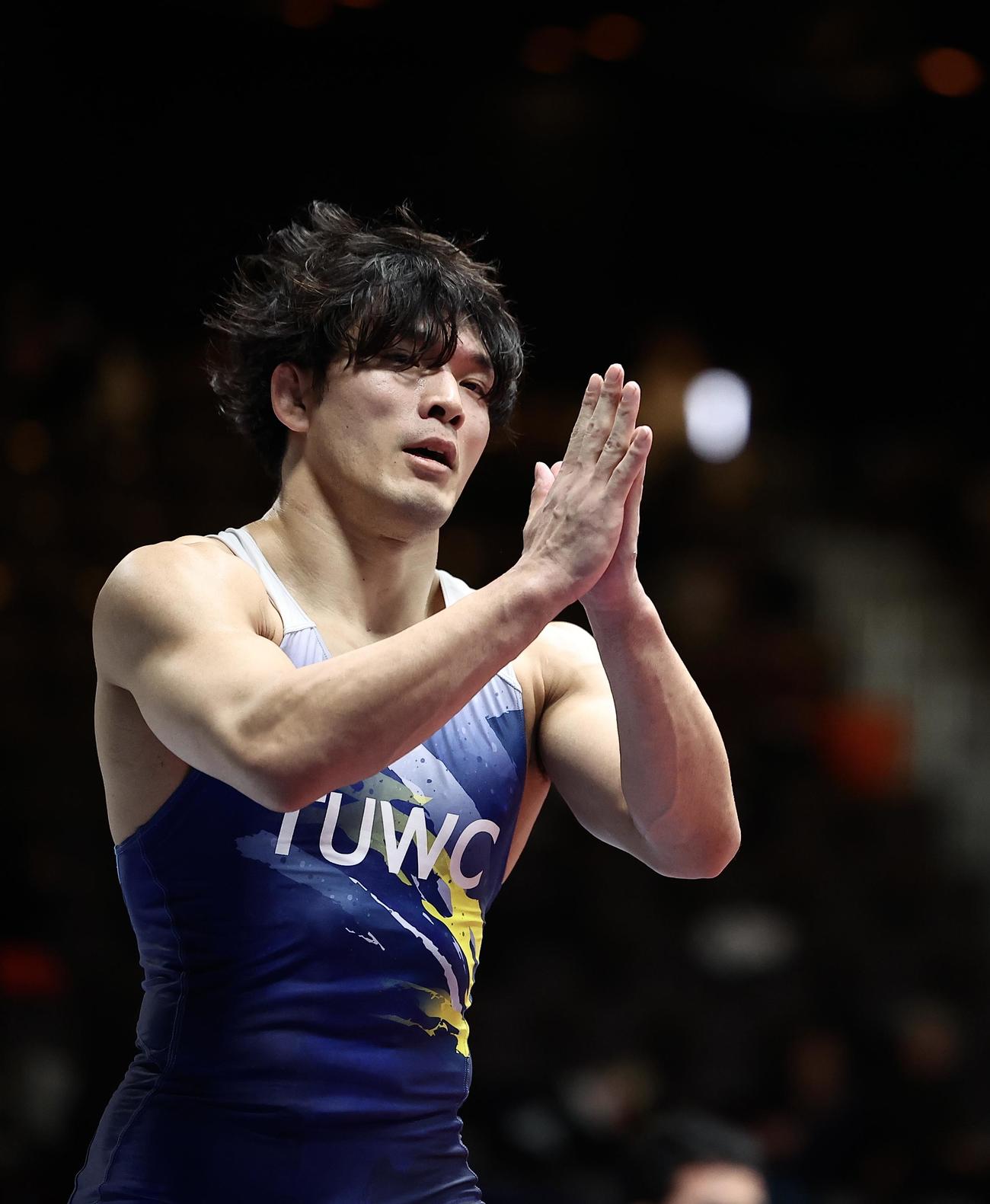 男子フリースタイル86キログラム級準決勝　白井に勝利し、観客席に向かい手を合わせる高谷（撮影・河田真司）
