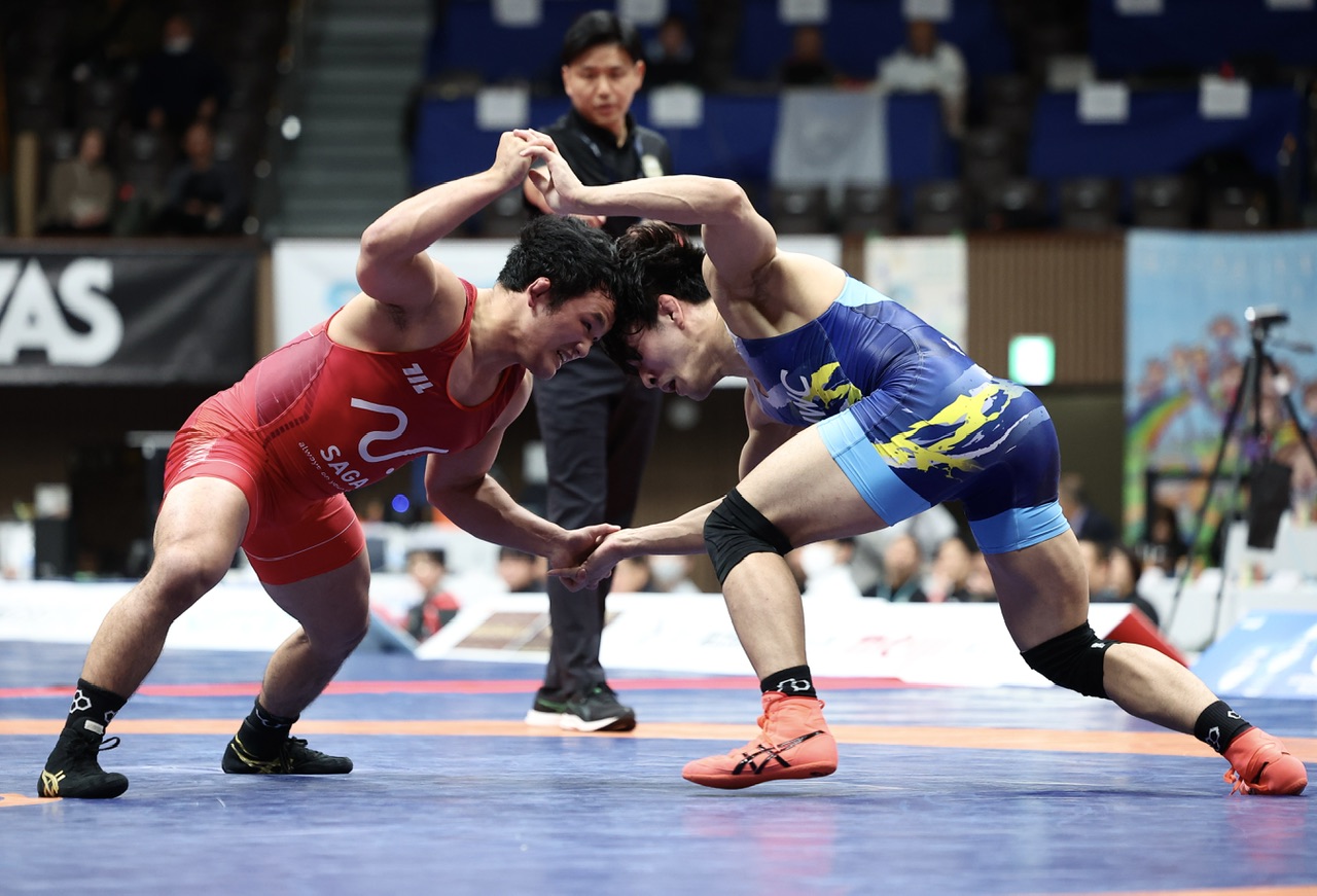 男子フリースタイル86キログラム級準決勝　組み合う白井（右）と高谷（撮影・河田真司）