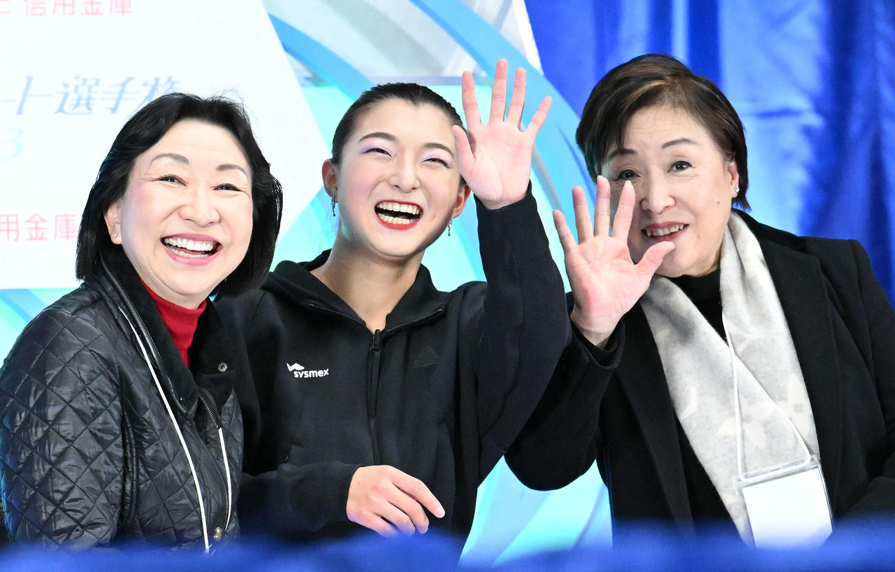 女子SPの演技を終え関係者に笑顔で手を振る坂本（中央）（撮影・滝沢徹郎）