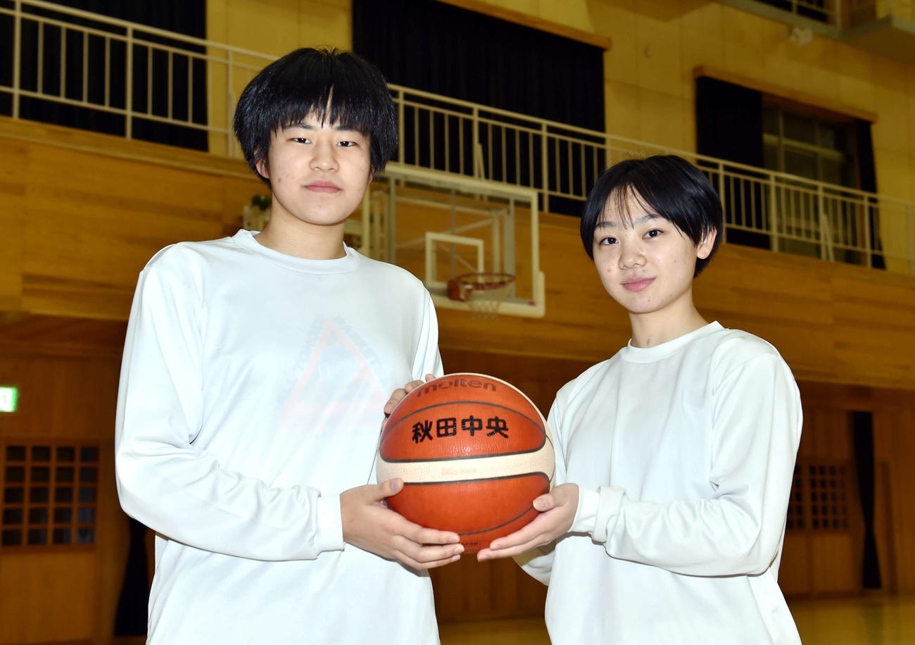 最初で最後のWCで初戦突破を狙う秋田中央・千田（左）と三浦（撮影・相沢孔志）