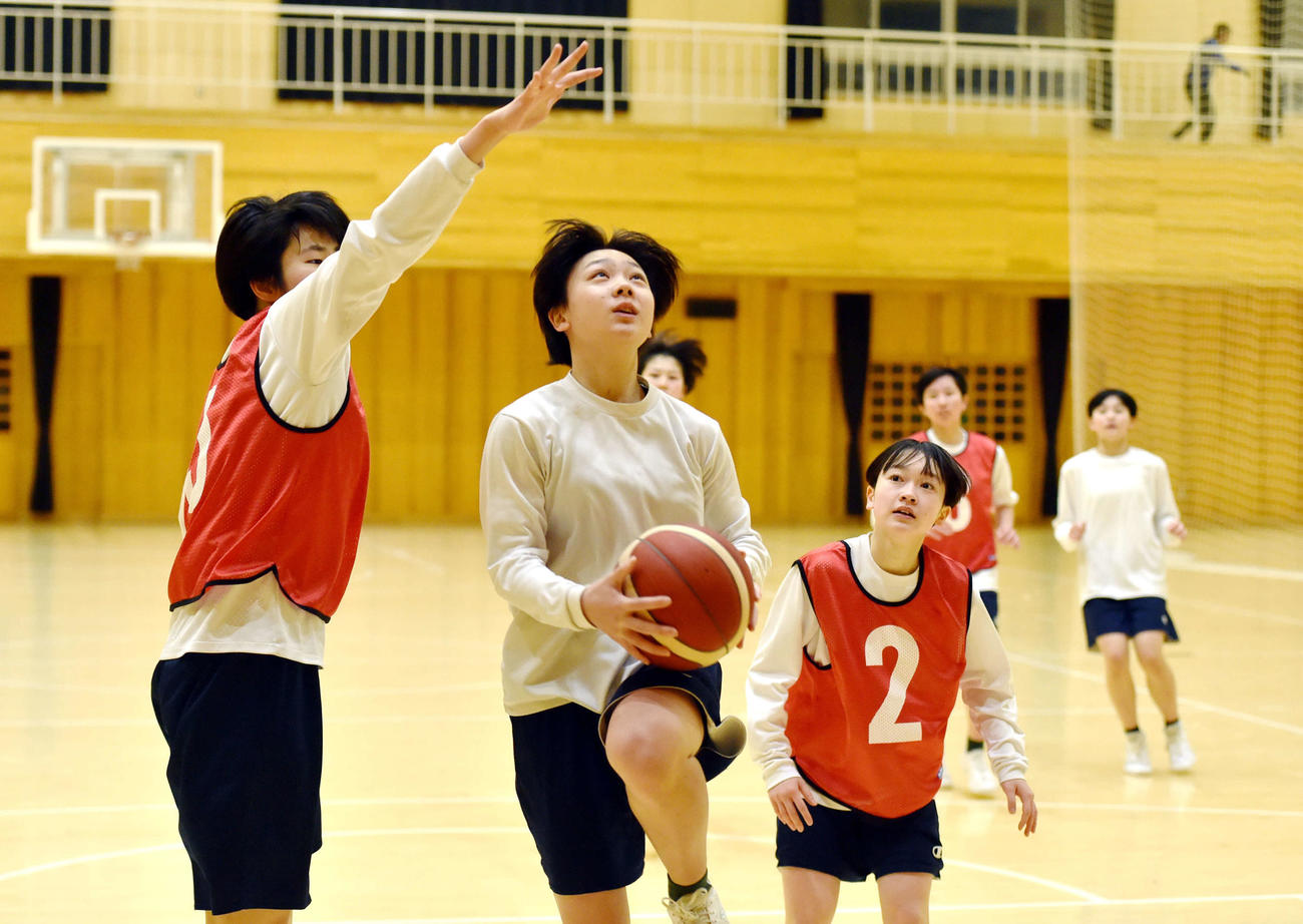 軽快な動きを見せる三浦（中央）