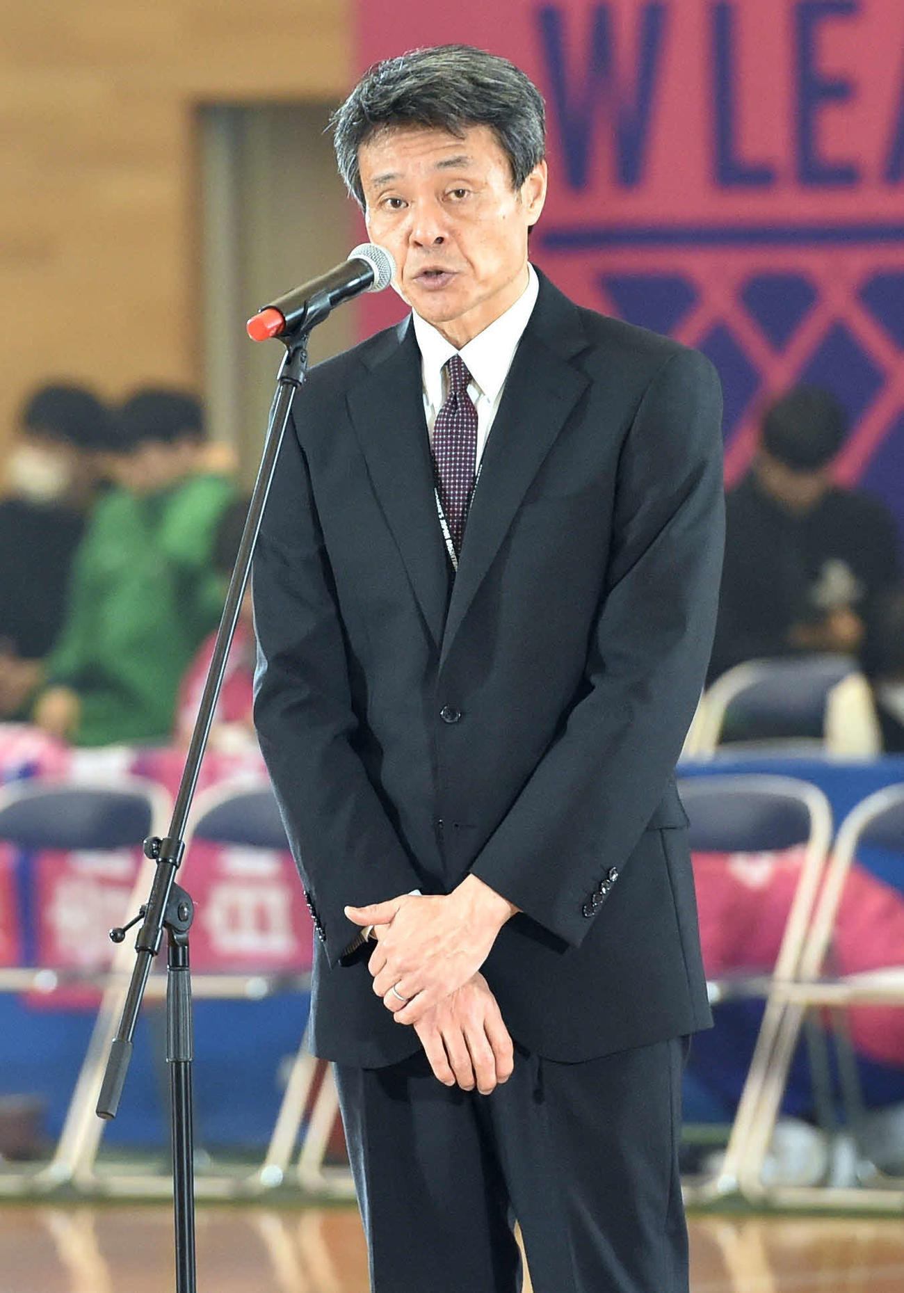 12月2日、シャンソン化粧品戦後にあいさつするアランマーレ秋田・小嶋HC