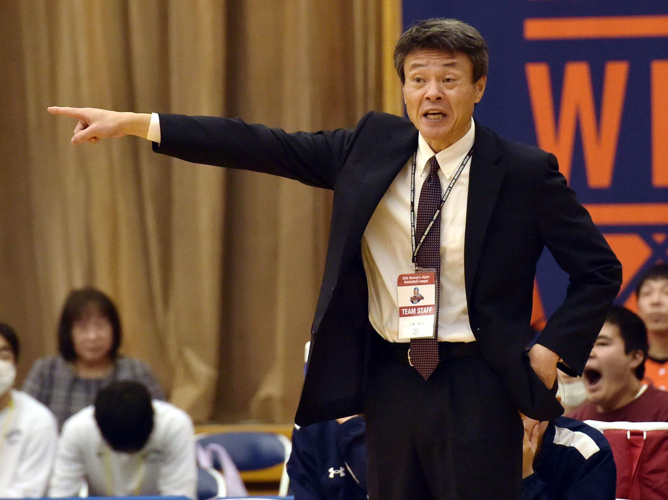 12月2日、シャンソン化粧品戦で選手に指示を与えるアランマーレ秋田・小嶋HC