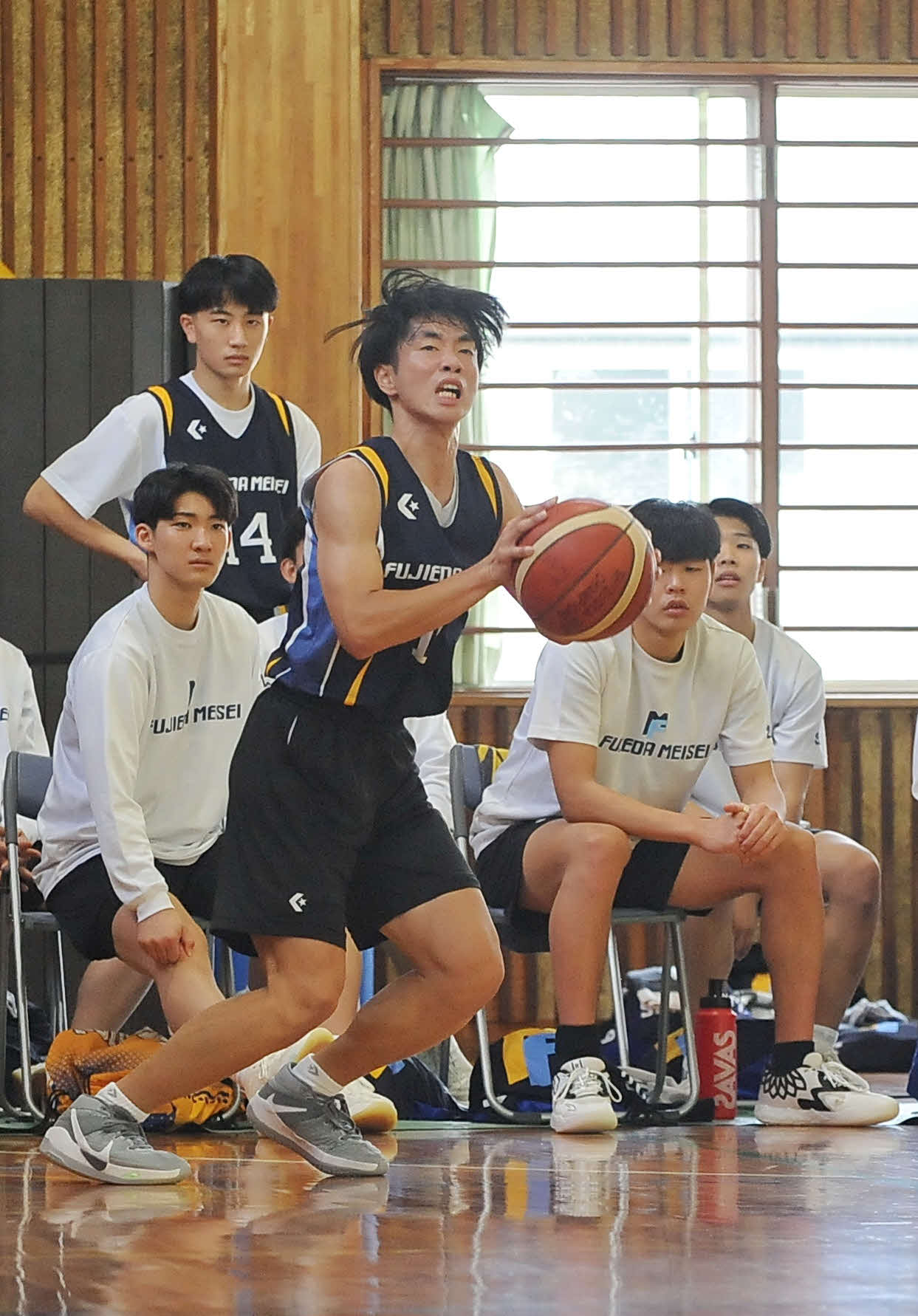 シュートチャンスをうかがう藤枝明誠の小沢