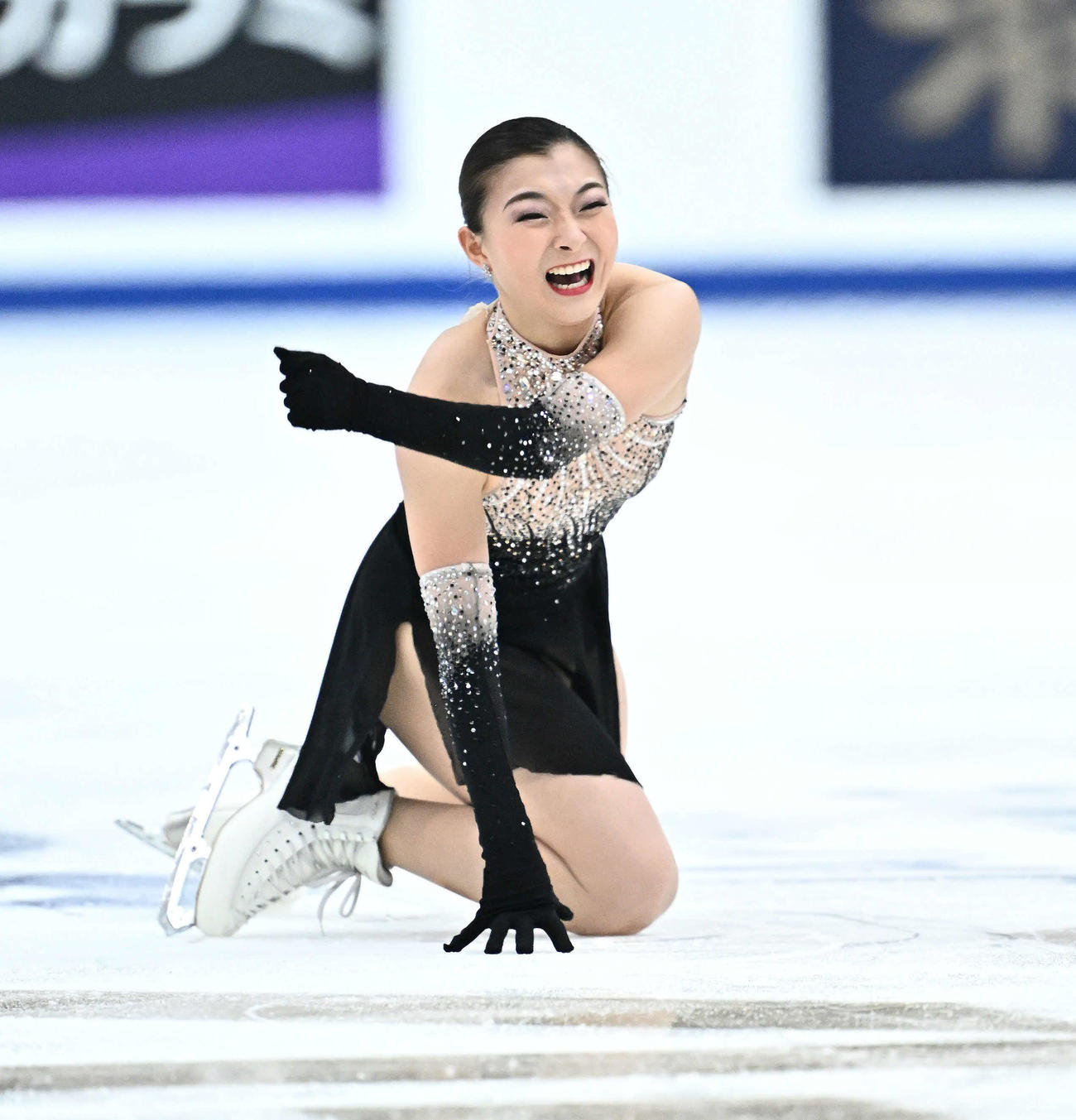 女子フリーの演技を終えガッツポーズする坂本（撮影・滝沢徹郎）