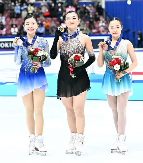 優勝を決め金メダルを手に記念撮影する坂本。左は2位の千葉。右は島田（撮影・滝沢徹郎）