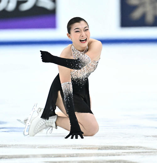 女子フリーの演技を終えガッツポーズする坂本（撮影・滝沢徹郎）