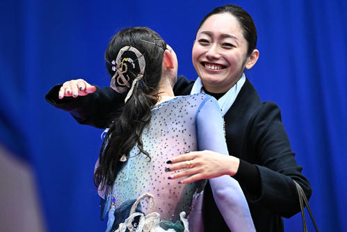 女子フリーの演技を終えた大庭（左）とハグをする安藤コーチ（撮影・滝沢徹郎）