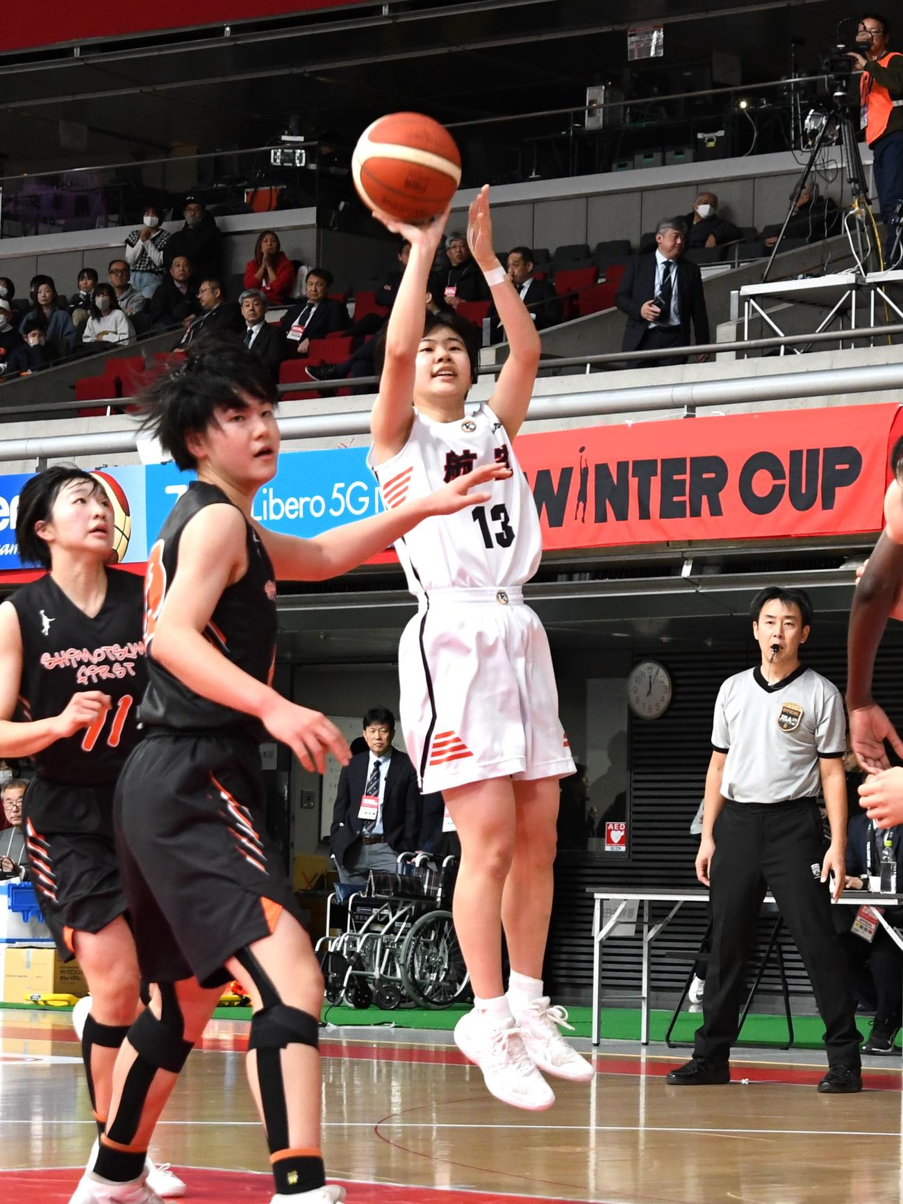 シュートを放つ女子の日本航空北海道の西川（撮影・石井翔太）