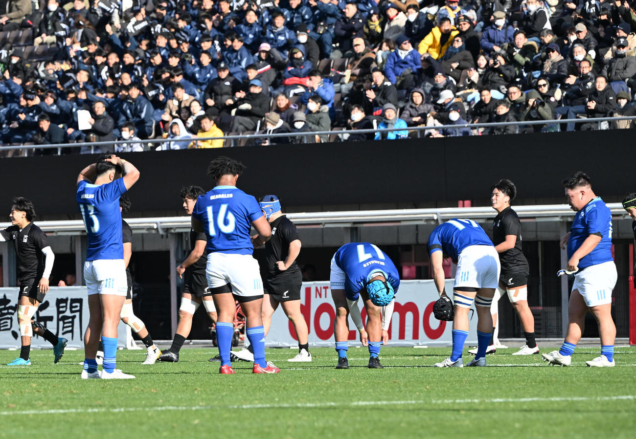 天理大対東海大　天理大に敗れ肩を落とす東海大フィフティーン（撮影・和賀正仁）
