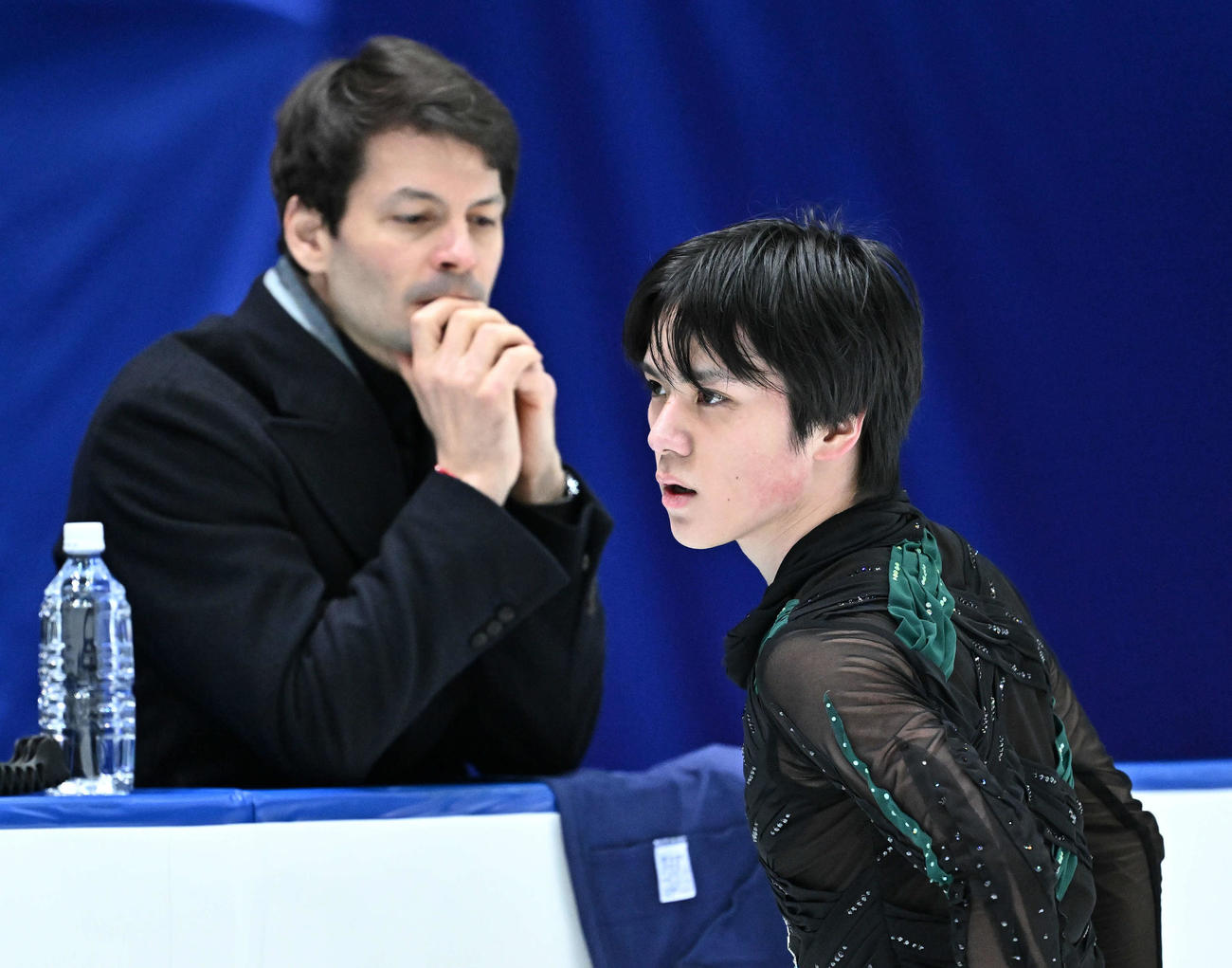 公式練習で宇野はランビエル・コーチの話しを聞く（撮影・滝沢徹郎）