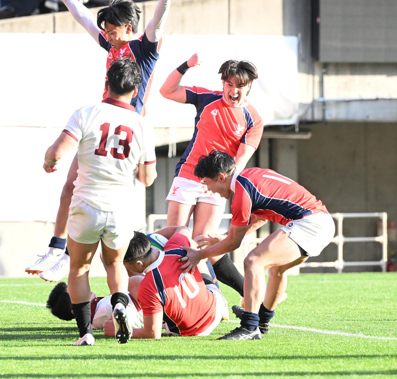 京産大対早大　後半、ゴール前のラックから右に展開しトライを奪った京産大SO吉本に喜ぶフィフティーン（撮影・和賀正仁）