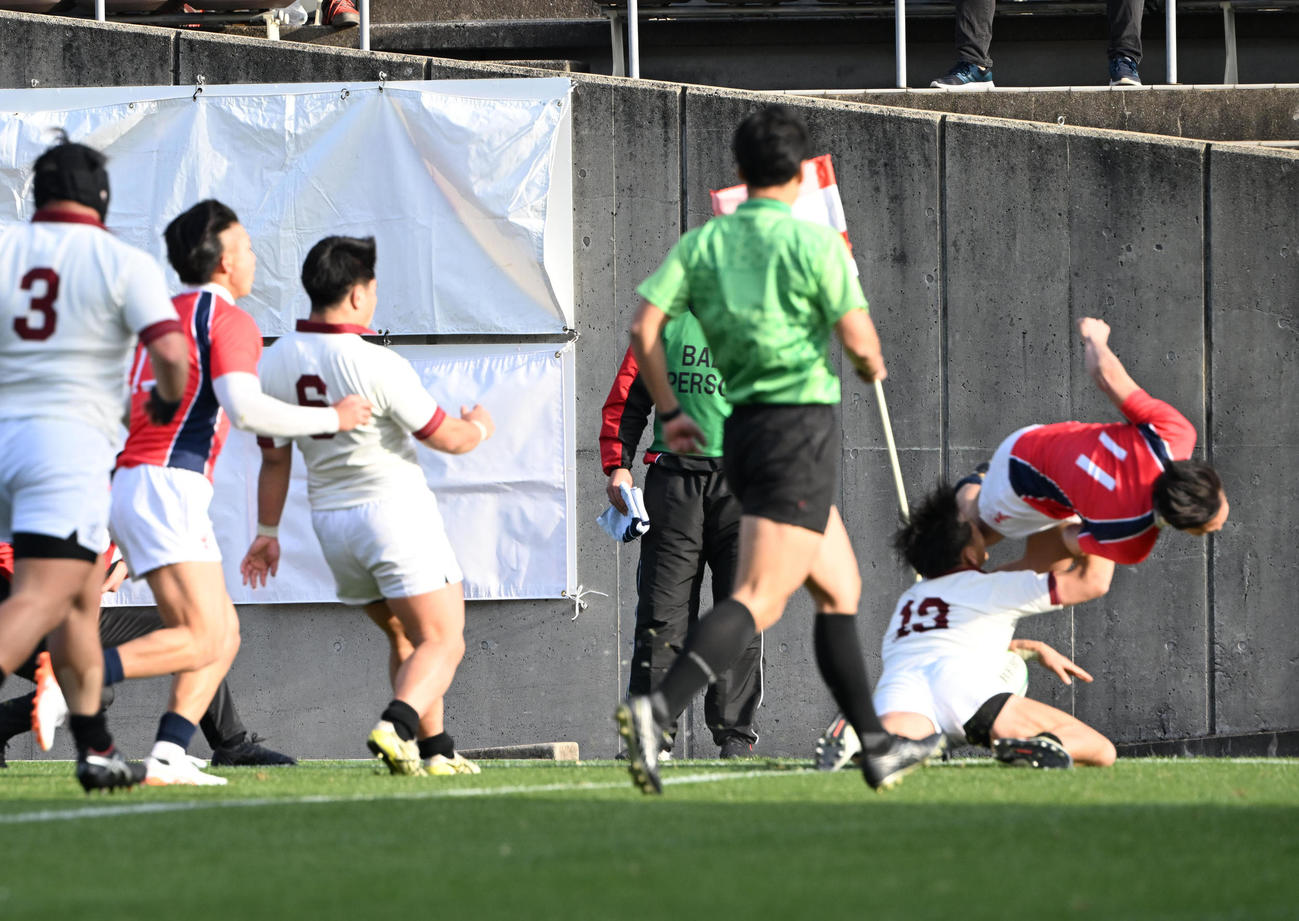 京産大対早大　前半、左に展開しトライを奪う京産大WTB西（撮影・和賀正仁）