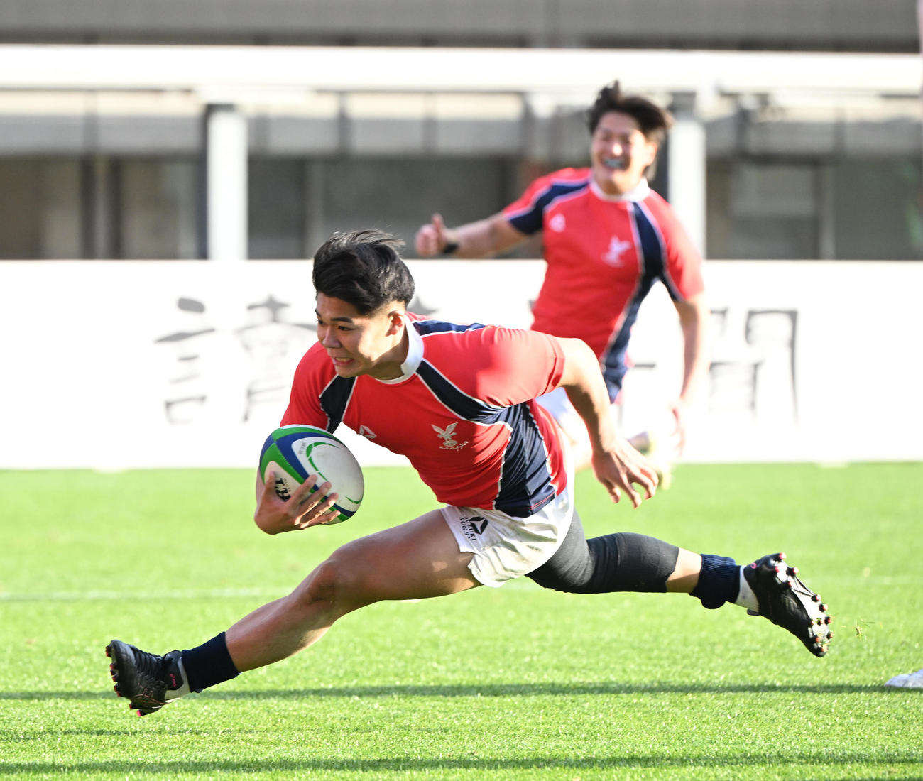 京産大対早大　後半、ゴール前の混戦から抜け出した京産大CTB小野がトライを奪う（撮影・和賀正仁）