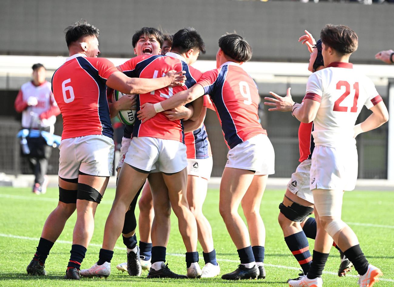 京産大対早大　後半、ゴール前の混戦から抜け出した京産大CTB小野がトライを奪い喜ぶフィフティーン（撮影・和賀正仁）