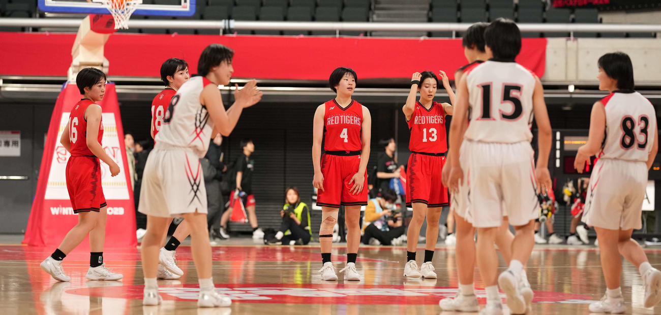作新学院対開志国際　作新学院に敗れ、肩を落とす開志国際の選手たち（撮影・鈴木みどり）