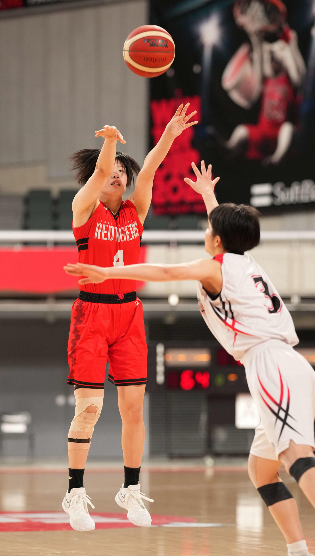 作新学院対開志国際　第4Q、シュートを放つ開志国際・川崎（撮影・鈴木みどり）
