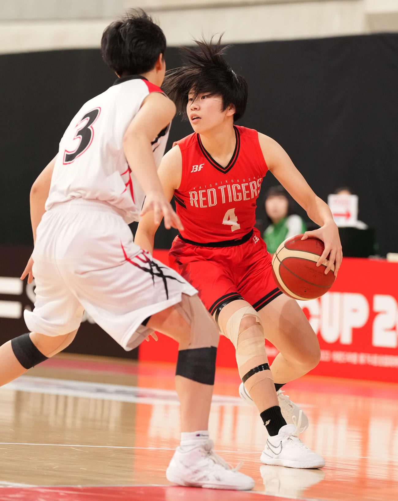 作新学院対開志国際　第3Q、ドリブルする開志国際・川崎（撮影・鈴木みどり）