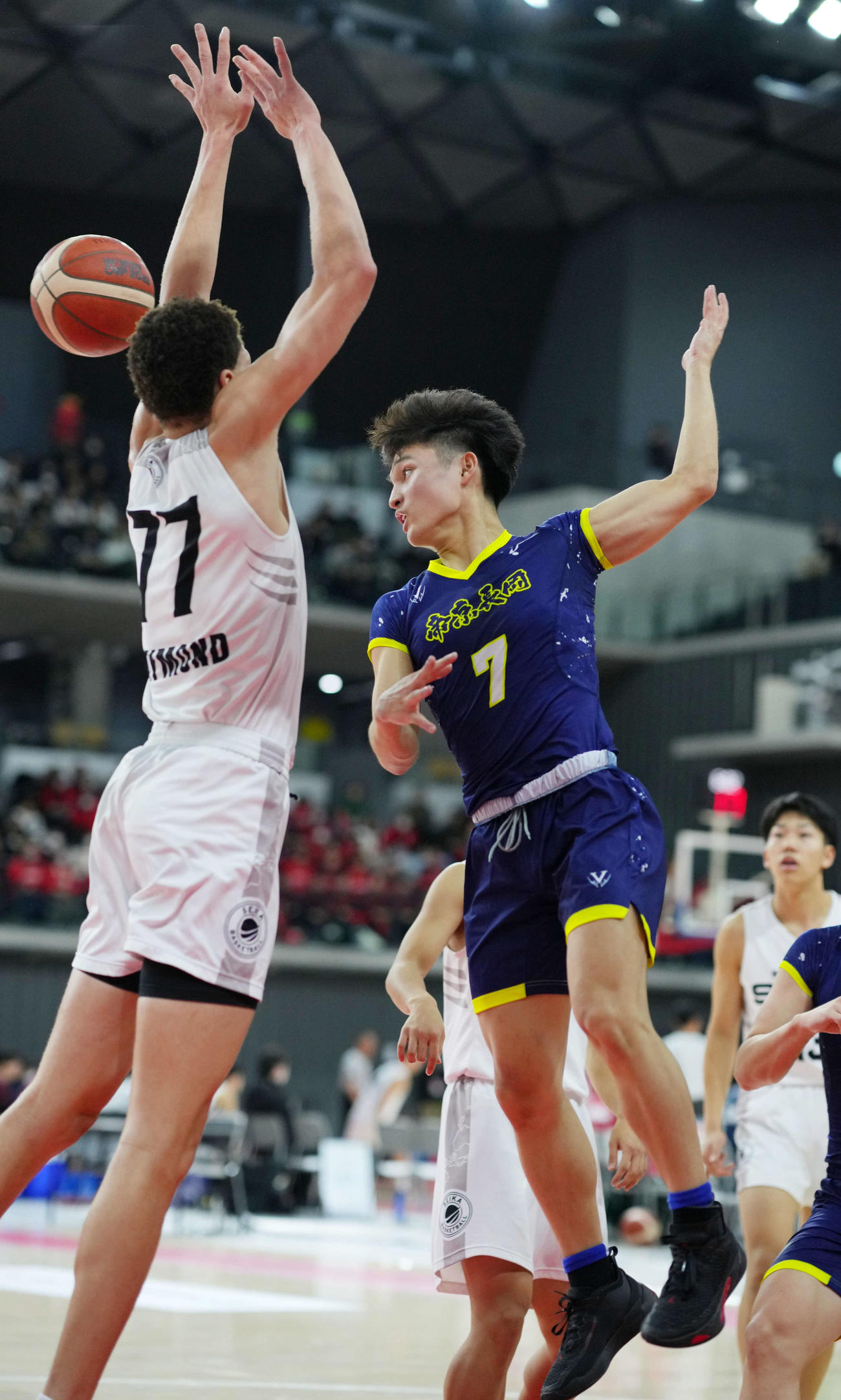 京都精華学園対帝京長岡　第2Q、パスを出す帝京長岡・浅川（撮影・横山健太）
