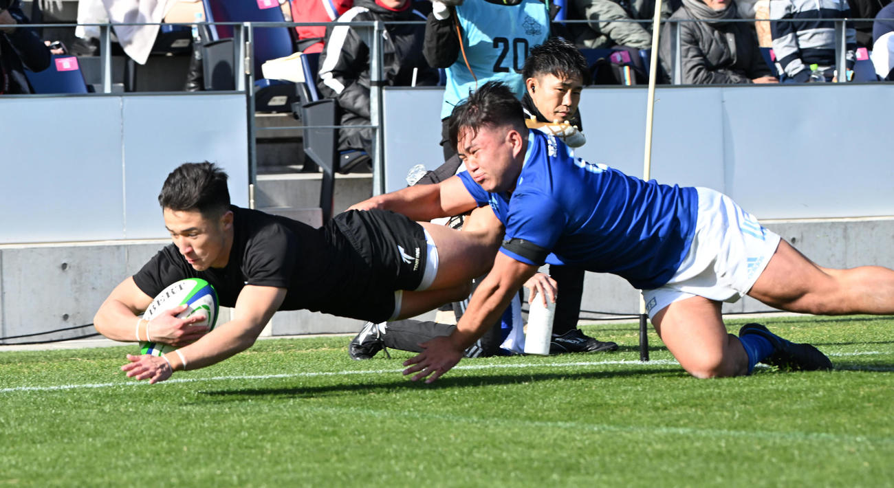 天理大対東海大　後半、ゴール前のモールから抜け出し右隅にトライを奪う天理大SH北條（撮影・和賀正仁）