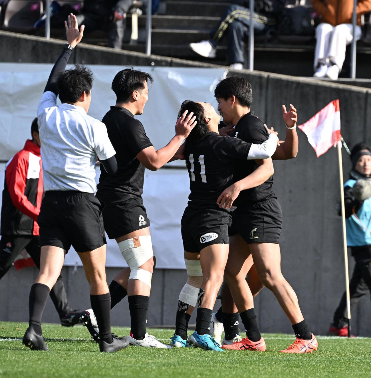 天理大対東海大　後半、天理大CTB上野のトライに喜ぶフィフティーン（撮影・和賀正仁）