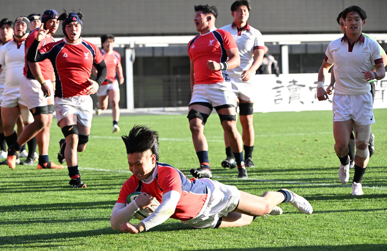 京産大対早大　後半、早大のディフェンスを振り切りトライを決める京産大FB辻野（撮影・和賀正仁）
