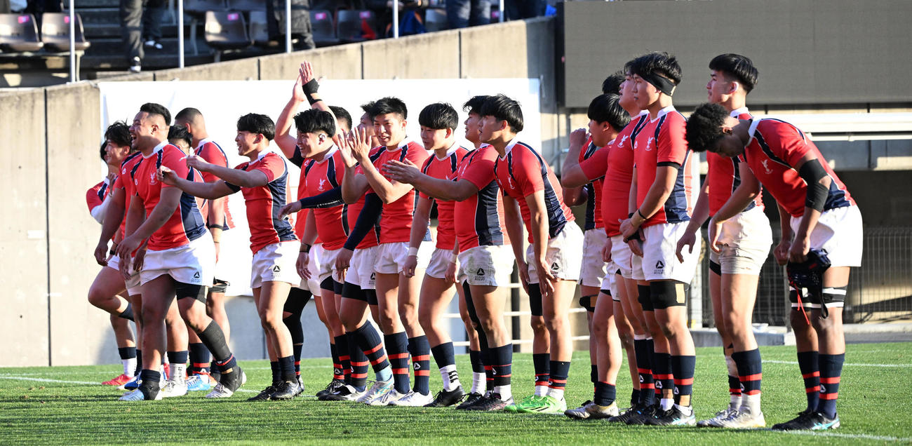 京産大対早大　早大に勝利し観客の拍手に応える京産大の選手ら（撮影・和賀正仁）