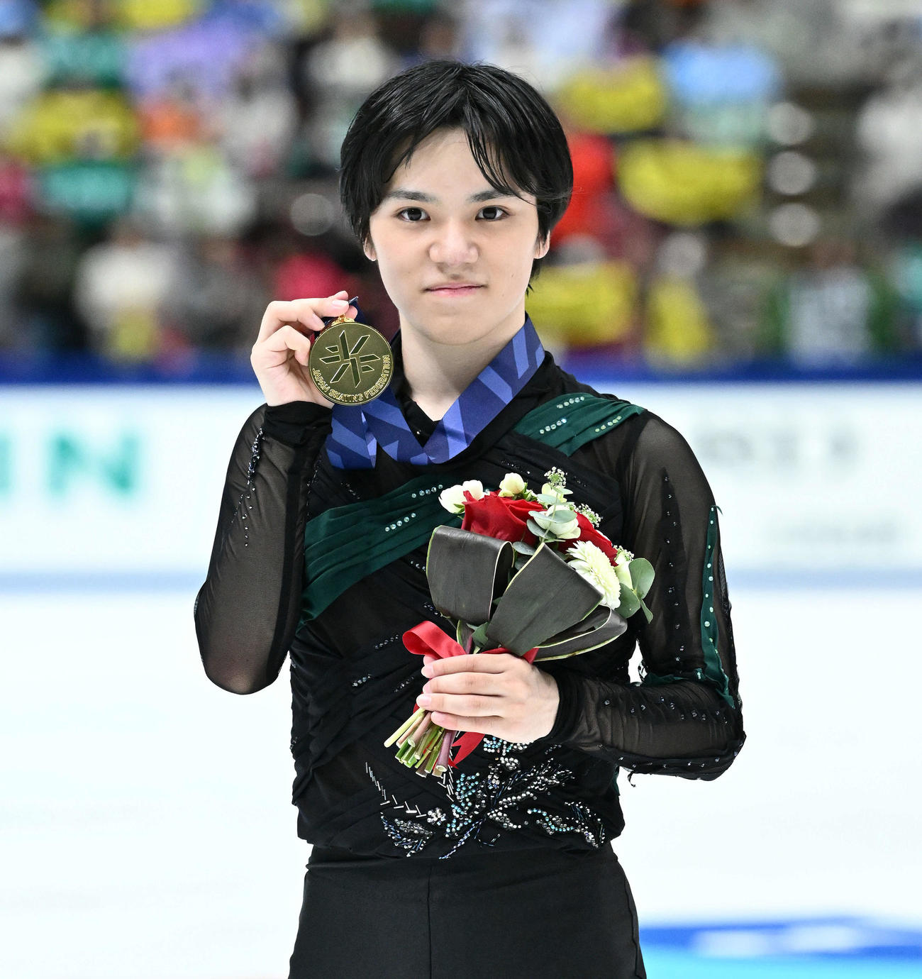 優勝を決め金メダルを手に記念撮影する宇野（撮影・滝沢徹郎）